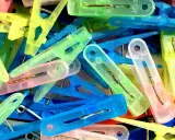 Kolorowe spinacze do prania, idealne do domowych sposobów czyszczenia plastiku.